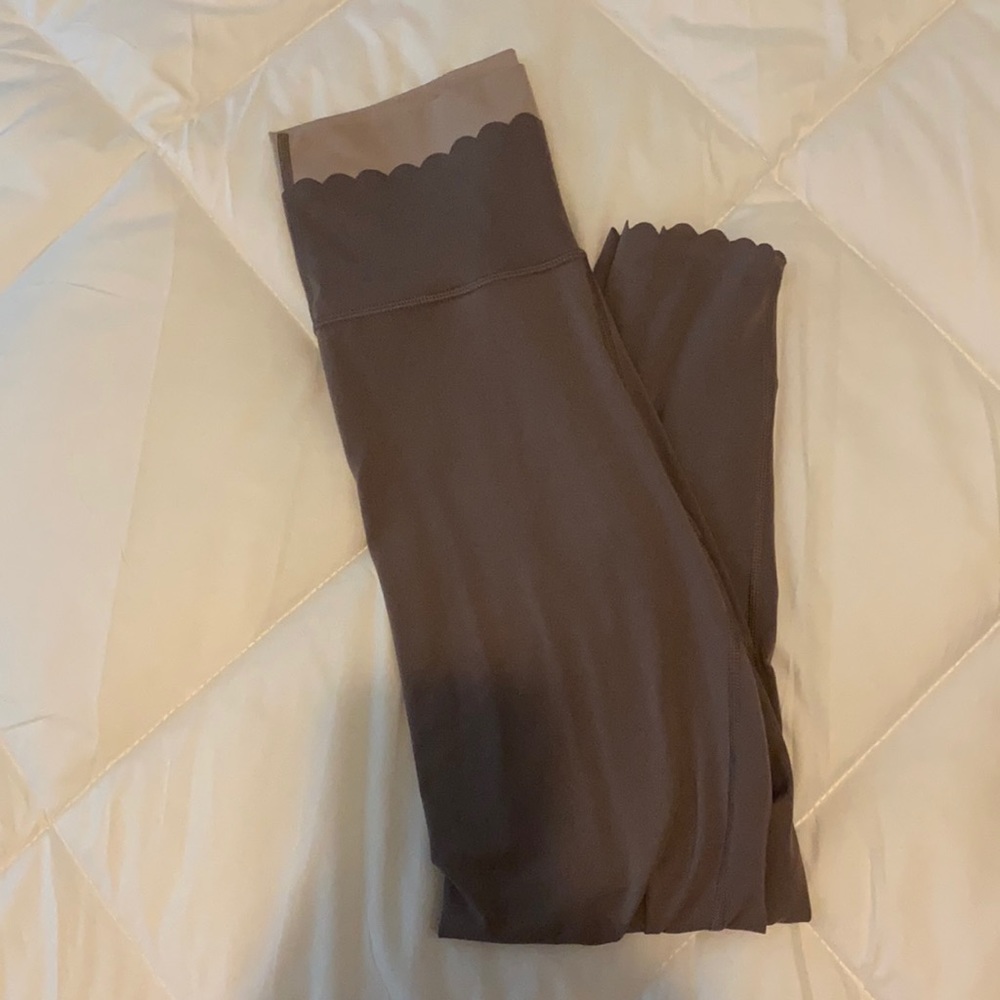 Aerie scalloped 7/8 leggings. Size medium